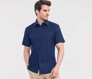 Chemisette Oxford élégante. Coupe cintrée contemporaine. Double revers sur les manches.