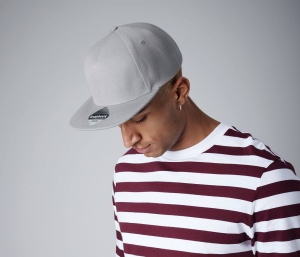 Casquette style rappeur visière contrastée
