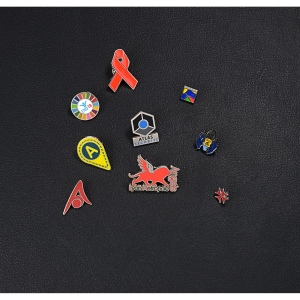 Pin's premium - résine de synthèse surfacée - Dimension: 30-34 mm