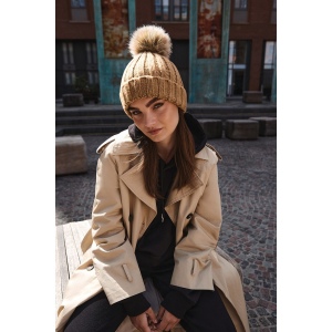 Bonnet epais avec pompon en fausse fourrure