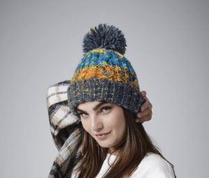 Bonnet corkscrew avec pompon