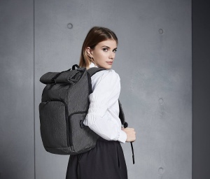 Sac à dos avec rabat enroulable et chargeur q-tech
