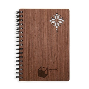 Carnet de notes en bois foncé