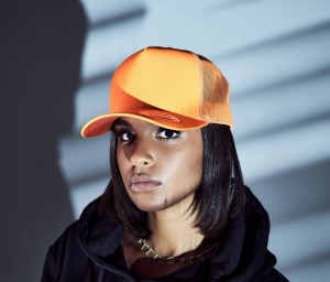 Casquette style trucker fluo