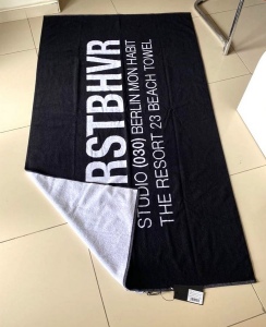 Serviette jacquard logo tissé en fils teints