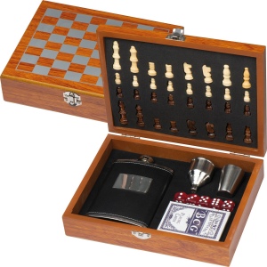 Set de jeux avec flasque, jeux de cartes et échec