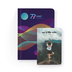 NOTEBOOK DOS CARRE COLLE - MIDI 150 x 210 mm - COUVERTURE 380g SATIMAT AVEC PELLICULAGE BRILLANT PAGES 1 ET 4 - BLOC INTERIEUR DE 96 PAGES 80g OFFSET SANS IMPRESSION - COINS ARRONDIS