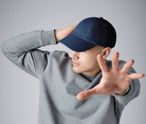 Casquette basse en coton sergé lourd