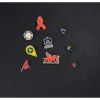 Pin's premium - résine de synthèse surfacée - Dimension: 35-40 mm