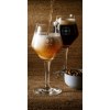 Verre à bière sur pied