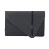 Cette housse élégante et design pour ordinateur portable de 15/16 pouces est fabriquée à partir d'une combinaison de cuir végétalien et de feutre de laine recyclé