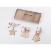 Lot de trois pendentifs en bois FERI