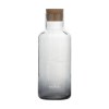 Cette carafe spéciale Smokey est fabriquée en verre et munie d'un bouchon en liège naturel