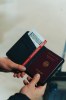 Porte-passeport en RCS avec géolocalisation Trackmate