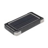 Powerbank solaire robuste pour activités extérieur, d'une capacité de 10 000 mAh, avec un boîtier en ABS recyclé et des bords protecteurs en silicone sur les coins
