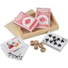 Cartes de jeu dans boîte en bois avec dé