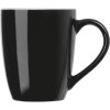 Tasse colorée et intérieur blanc