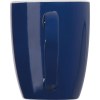 Tasse colorée et intérieur blanc