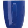 Tasse colorée et intérieur blanc
