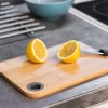 Planche à découper en bambou avec anneau en silicone coloré