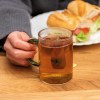 Tasse en verre avec poignée colorée