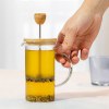 Cafetière ou théière en verre avec couvercle en bambou