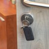 PORTE-CLE EN SIMILI-CUIR NOIR GRAINE