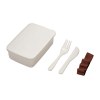 Lunch box en PP. Couverts inclus. NE CONVIENT PAS AU LAVE-VAISSELLE ET AU MICRO-ONDES
