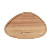 Ce plateau de service Wooosh luxueux en bois d'acacia certifié FSC 100% présente une forme triangulaire organique avec des coins arrondis et un rebord subtil