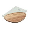 Ce plateau de service Wooosh luxueux en bois d'acacia certifié FSC 100% présente une forme triangulaire organique avec des coins arrondis et un rebord subtil