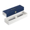 Stylo à bille bleu avec corps en acier inoxydable brossé, système à capuchon coulissant, clip brillant et recharge fiable pour une écriture fluide