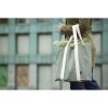 Sac à provisions spacieux et solide, composé à 80% de coton mélangé recyclé et à 20% de polyester mélangé recyclé (210 g/m²)