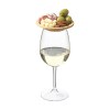 Un élégant couvercle pour verre à vin en bambou certifié FSC 100%, idéal comme petite assiette pour les entrées, les amuse-bouches ou les tapas